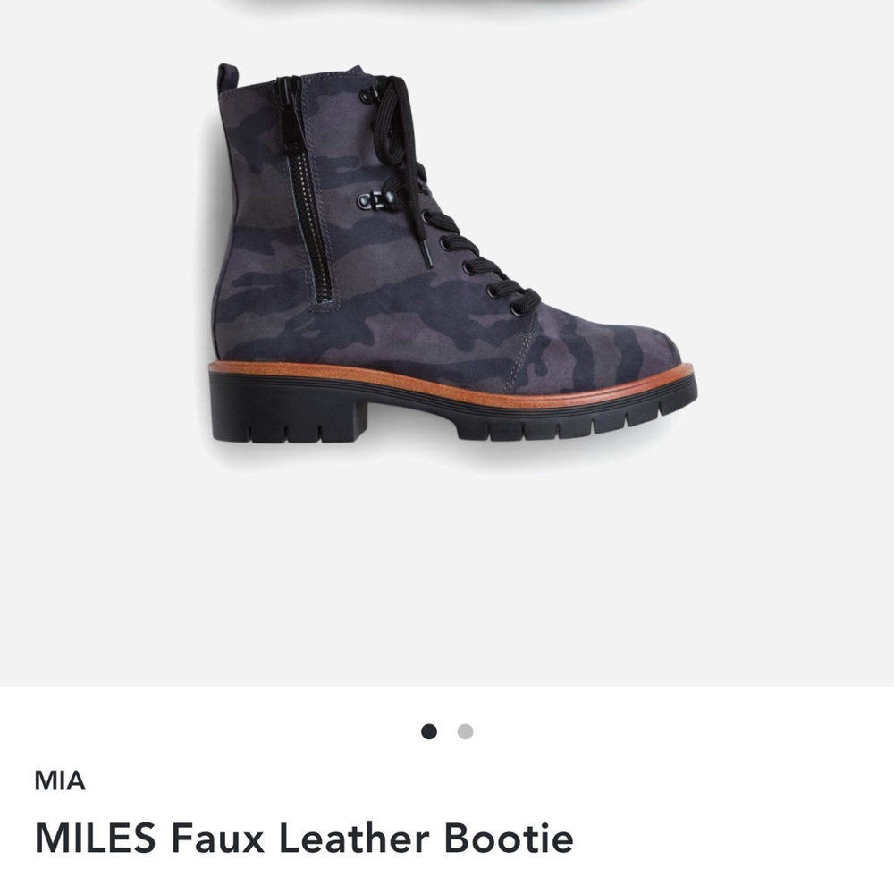 Cute grey camouflage boots!